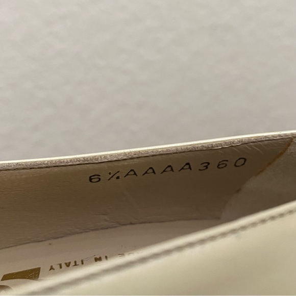 Vintage SALVATORE FERRAGAMO 30435 Ivory Pearl Leather Pumps Size 6.5 4A AAAA - Picture 12 of 16